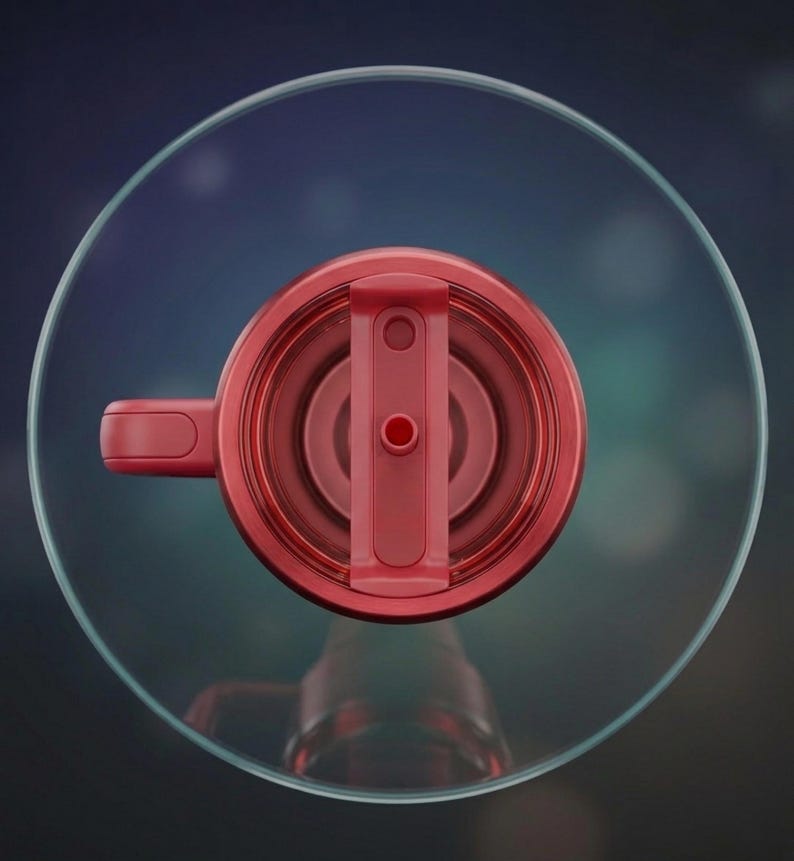 Puede incluir: Una tapa roja para botella de agua con cierre abatible y asa. La tapa es circular y tiene una serie de anillos conc&eacute;ntricos. La botella es de vidrio transparente.