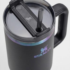 Puede incluir: Un letrero de madera r&uacute;stica con el texto "Welcome to our home" en un estilo manuscrito. El letrero presenta un acabado envejecido y un dise&ntilde;o simple y acogedor, perfecto para un porche o entrada.