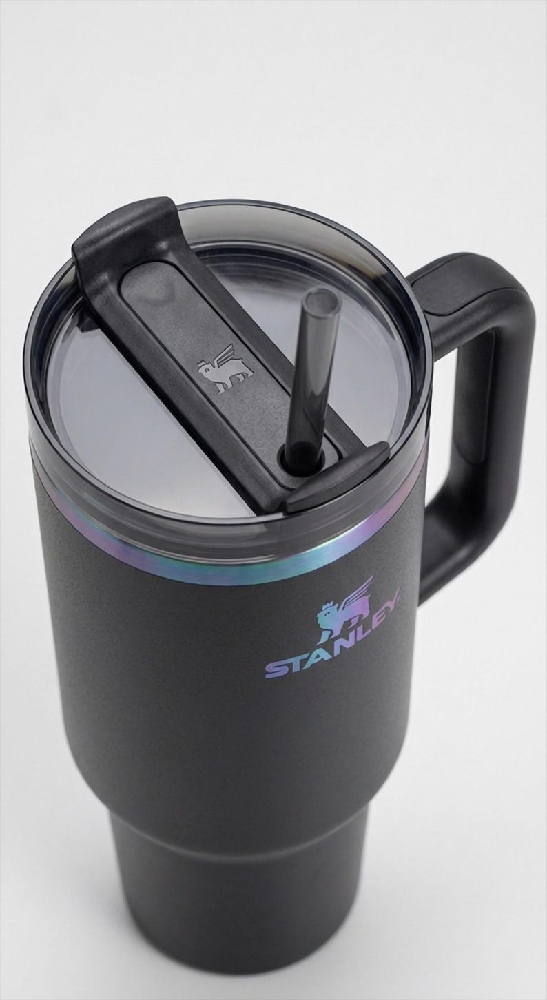 Puede incluir: Un letrero de madera r&uacute;stica con el texto "Welcome to our home" en un estilo manuscrito. El letrero presenta un acabado envejecido y un dise&ntilde;o simple y acogedor, perfecto para un porche o entrada.