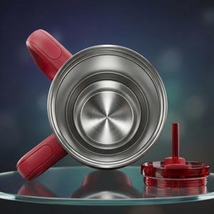 Puede incluir: Un termo de viaje de acero inoxidable con asa y tapa rojas. El termo tiene una abertura ancha y un interior texturizado. La tapa roja est&aacute; separada y tiene una peque&ntilde;a pieza cil&iacute;ndrica roja.