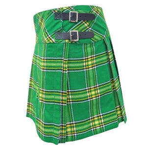 Puede incluir: Un kilt verde a cuadros con correas de cuero negro y hebillas plateadas. El kilt presenta un patrón de tartán tradicional con detalles amarillos y blancos. La prenda está hecha de tela tejida y tiene un diseño plisado.