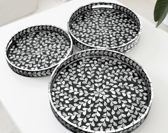 Bandeja artesanal com incrustações de madrepérola, decoração costeira com padrão de folhas.