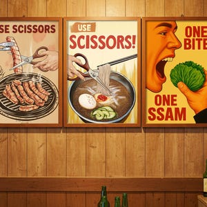 Puede incluir: Tres carteles enmarcados de estilo vintage con ilustraciones relacionadas con la comida. Los carteles presentan textos como "USE SCISSORS" y "ONE BITE ONE SSAM". El fondo es una pared de madera con texto coreano y botellas.