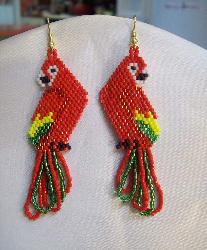 Beautiful Native Hand Beaded Red Yellow and Green Macaw Parrot Earrings Southwestern, Boho, Hippie, Peyote, Parrot Lover Earrings Great Gift zdjęcie 2