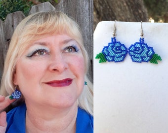 Belle boucles d’oreilles de fleurs de fleurs de style amérindien perlées bleu foncé et bleu rose frange sud-ouest, boho, point de brique peyotl Grand cadeau