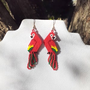 Beautiful Native Hand Beaded Red Yellow and Green Macaw Parrot Earrings Southwestern, Boho, Hippie, Peyote, Parrot Lover Earrings Great Gift zdjęcie 6