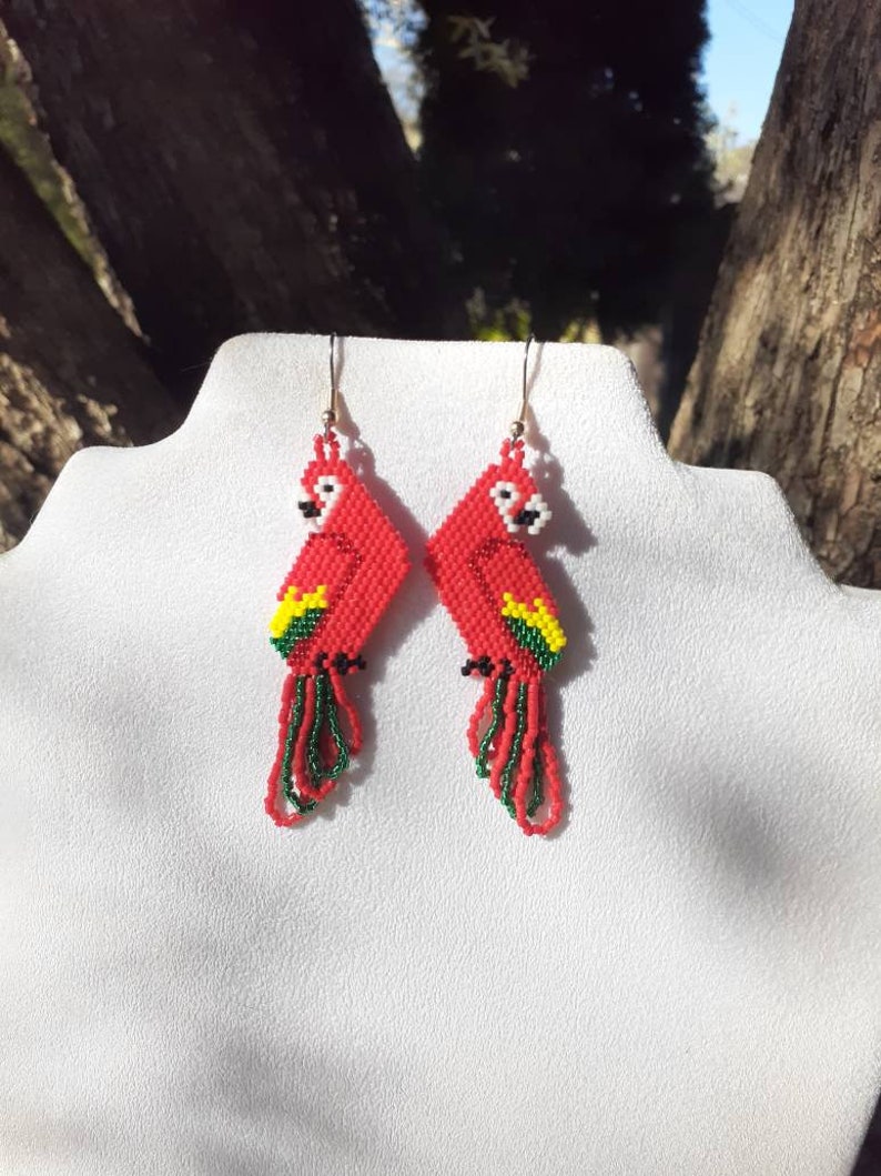 Beautiful Native Hand Beaded Red Yellow and Green Macaw Parrot Earrings Southwestern, Boho, Hippie, Peyote, Parrot Lover Earrings Great Gift zdjęcie 6