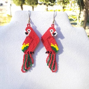 Beautiful Native Hand Beaded Red Yellow and Green Macaw Parrot Earrings Southwestern, Boho, Hippie, Peyote, Parrot Lover Earrings Great Gift zdjęcie 3