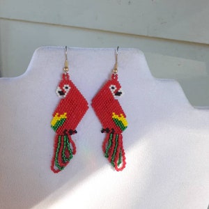 Beautiful Native Hand Beaded Red Yellow and Green Macaw Parrot Earrings Southwestern, Boho, Hippie, Peyote, Parrot Lover Earrings Great Gift zdjęcie 7