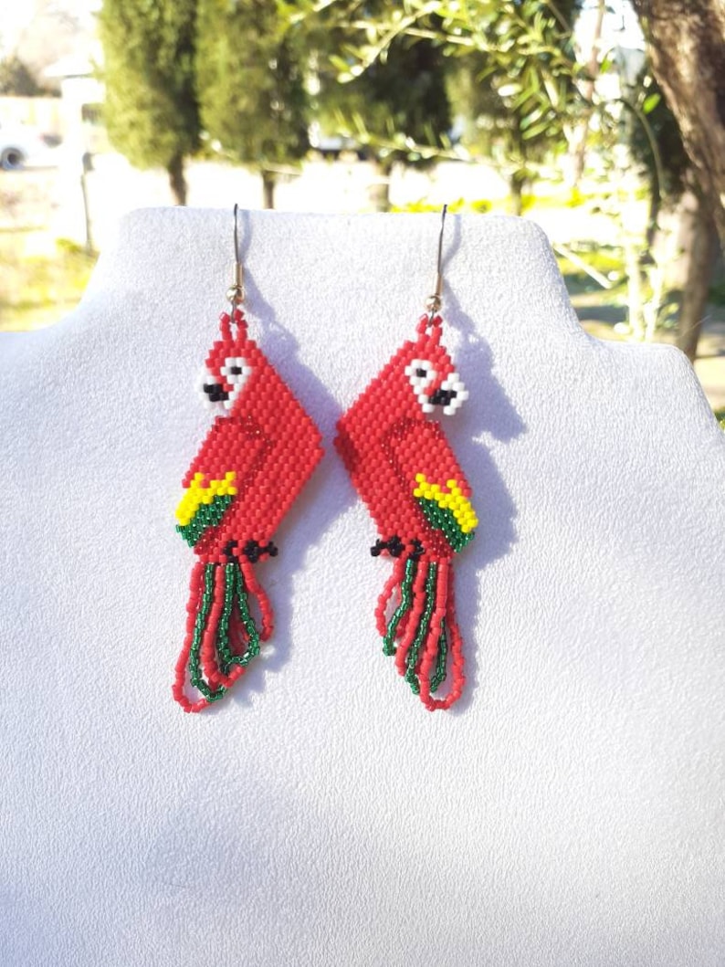 Beautiful Native Hand Beaded Red Yellow and Green Macaw Parrot Earrings Southwestern, Boho, Hippie, Peyote, Parrot Lover Earrings Great Gift zdjęcie 4