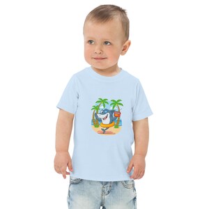 Camiseta infantil com estampa de tubarão empoderador e tapa-olho