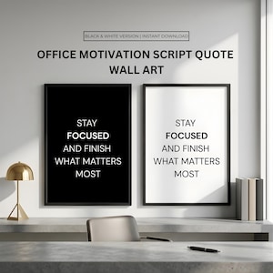 Lámina decorativa con cita inspiradora sobre productividad, ideal para motivar a la oficina o como regalo para fomentar la concentración en el trabajo. Descarga instantánea.