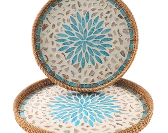 Bandeja redonda serena de rattan, bandeja de exibição boho tecida à mão, decoração boho, arte de parede estilo praia Hamptons, detalhes em madrepérola e mosaico.