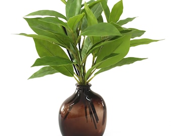 Vegetación artificial en jarrón de vidrio ámbar, decoración de escritorio
