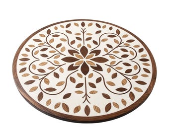 Bandeja giratoria Lazy Susan hecha a mano con incrustaciones de madera y diseño de ramitas florales.