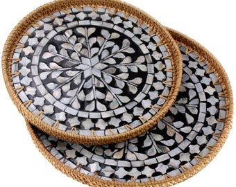 Bandeja redonda de ratán y nácar para servir como mesa de centro decorativa. Bandejas decorativas grandes de tejido circular bohemio para exteriores y HomeDisplay.