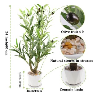 Puede incluir: Olivo artificial, 60 cm de altura, en maceta de cer&aacute;mica blanca con piedras naturales. Cuenta con nueve frutos de oliva. La maceta mide 10 cm de di&aacute;metro y altura. Ideal para decoraci&oacute;n.