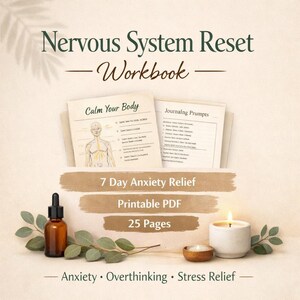 以下が含まれることがあります： 「Nervous System Reset」というタイトルのワークブックの画像。サブタイトルは「Workbook」。テキストとイラストが描かれた2つのページ、茶色のエッセンシャルオイルボトル、火のついたキャンドル、そして「7 Day Anxiety Relief」と「Printable PDF」というテキストが特徴です。