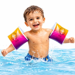 Puede incluir: Manguitos inflables con un diseño de degradado vibrante que transita de amarillo a naranja y morado intenso. Estas ayudas para la natación incluyen una válvula circular y texto de seguridad impreso en la superficie para la flotabilidad.