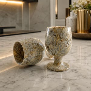 Conjunto de taças de vinho artesanais em pedra fóssil natural com caixa de presente de veludo. Taças de vinho de mármore, um presente de luxo para casamentos e decoração de bar em casa.