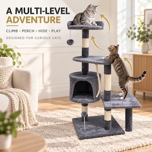 Può includere: Un tiragraffi a più livelli grigio scuro con pali in sisal, una cuccia, diverse piattaforme e palline giocattolo appese. Il testo recita: A MULTI-LEVEL ADVENTURE, CLIMB, PERCH, HIDE, PLAY, DESIGNED FOR CURIOUS CATS.