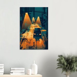 Könnte beinhalten: Ein Kunstdruck zeigt eine regnerische Straßenszene bei Nacht. Die Straße reflektiert das warme Leuchten der Straßenlaternen und beleuchtet ein dunkles Auto, das auf den Betrachter zufährt. Die Gebäude sind vor einem türkisblauen Himmel silhouettiert.