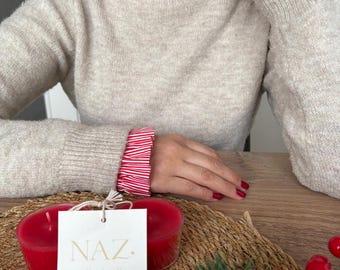 Kräftig und doch romantisch - dieses gestreifte abnehmbare Kragen-Set verleiht deiner alltäglichen Garderobe Vintage-Charakter und Statement-Charme.