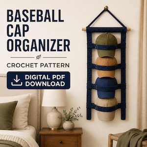 Puede incluir: Un organizador de gorras de béisbol de ganchillo azul marino colgado en la pared, con cinco ranuras horizontales que sostienen gorras de color verde oliva, marrón, azul marino y beige. El texto dice BASEBALL CAP ORGANIZER CROCHET PATTERN DIGITAL PDF DOWNLOAD.