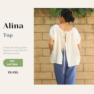 Puede incluir: Un juego de tres tazas de cerámica con un esmalte moteado de color crema. Cada taza presenta un diseño floral pintado a mano en tonos azules, verdes y amarillos. Las tazas tienen una forma simple y moderna.