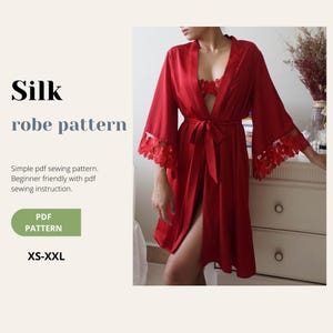 Könnte beinhalten: Ein rotes Seidenroben- und Dessous-Set. Die Robe hat weite Ärmel mit floraler Spitzenborte und einen passenden Bindegürtel. Der Text "Silk robe pattern" und "PDF pattern" ist enthalten, mit der Größe XS-XXL.