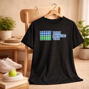 Yonex Stringing Team Tee T-shirt met tennislogo, racketbespanners