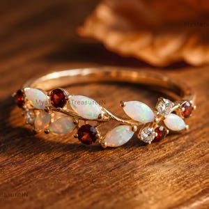 Anillo de aniversario apilable con banda de rama inspirada en la naturaleza, chapado en oro, con ópalo marquesa y detalles de rubí y moissanita.