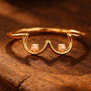 Perle Lesbenring, weißer Edelstein Ring, Zwei Stein stapelbarer Ring, Juni Geburtsstein Ring, weiße Perle Ring, minimalistischer Versprechen Ring