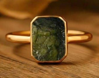 Anillo de moldavita octogonal solitario, anillo minimalista de piedra de la República Checa, anillo apilable de una sola piedra, anillo único de propuesta de amor con piedras preciosas.