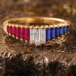 Anello anniversario con rubino, zaffiro e moissanite taglio baguette, fascia tricolore, anello impilabile rosso, bianco e blu, incisione personalizzata.