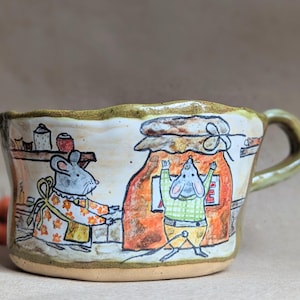 Tasse souris en céramique faite main, tasse à café Apple Jam Story, cadeau poterie unique, décoration de cuisine fantaisiste, grès peint à la main, illustration confortable