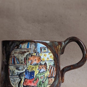 Peut inclure: Une tasse en céramique blanche avec une anse noire et le texte "But First, Coffee" en noir, dans une police manuscrite. La tasse est posée sur une surface blanche.