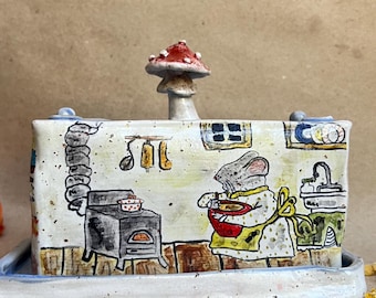Manteigueira artesanal de cerâmica com tampa, porta-manteiga com estampa de família de ratinhos, manteigueira de grés pintada à mão com tampa, estilo cottagecore com cogumelos.