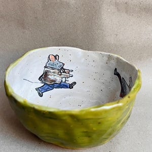 Handgjord keramisk muskål med berättande illustration, nyckfull musfamiljstengods, unik handmålad 43 cl skål, Cottagecore-present
