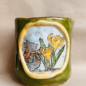 Handgemaakte stenen beker met muismotief, handbeschilderde keramische beker zonder handvat, geel Crocus-aardewerk, cottagecore-cadeau, Studio Second 414 ml