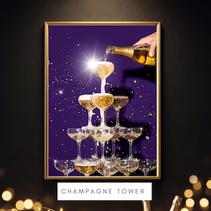Può includere: Una stampa incorniciata di una torre di champagne con una mano che versa champagne nel bicchiere superiore. Sotto, un carrello bar dorato con calici da champagne, uno shaker e un secchiello per il ghiaccio dorato con bottiglie di champagne.