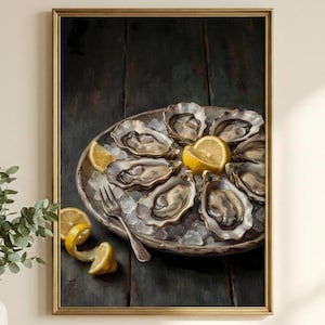 Op de afbeelding: Een ingelijste prent van een stilleven met een schaal oesters op ijs, gegarneerd met citroenpartjes. Een vork ligt op de schaal. De achtergrond is een donker houten oppervlak. Het kunstwerk wordt aan een muur boven een houten kast getoond.