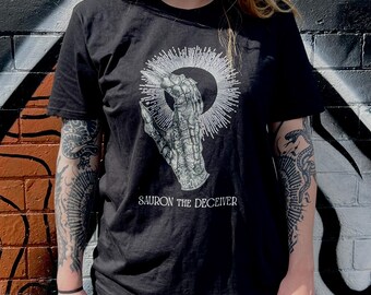 LOTR illustration Shirt, Sauron gauntlet