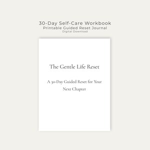 Peut inclure: Un cahier blanc intitulé "The Gentle Life Reset" avec le texte "A 30-Day Guided Reset for Your Next Chapter." Au-dessus du titre se trouve le texte "30-Day Self-Care Workbook, Printable Guided Reset Journal, Digital Download."