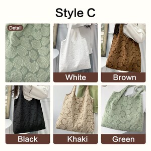 Pu&ograve; includere: Una collezione di borse tote in vari colori, tra cui bianco, marrone, nero, kaki e verde. Ogni borsa presenta un motivo floreale in rilievo. Il testo "Style C" &egrave; visualizzato nella parte superiore dell'immagine.
