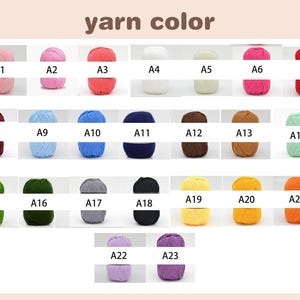 Puede incluir: Una carta de colores de ovillos de lana en varios tonos, incluyendo rosa, rojo, azul, marr&oacute;n, verde, amarillo y naranja. Cada ovillo de lana est&aacute; etiquetado con una combinaci&oacute;n de n&uacute;mero y letra correspondiente, como A1, A2 y A3. El texto "yarn color" est&aacute; en la parte superior.