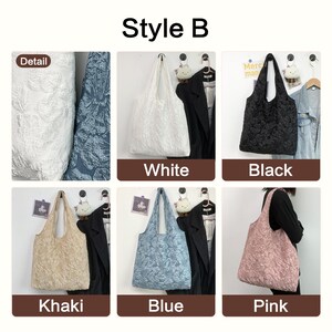 Pu&ograve; includere: Una collezione di borse tote in vari colori: bianco, nero, kaki, blu e rosa. Ogni borsa presenta un motivo floreale strutturato. L'immagine include anche il testo "Style B".
