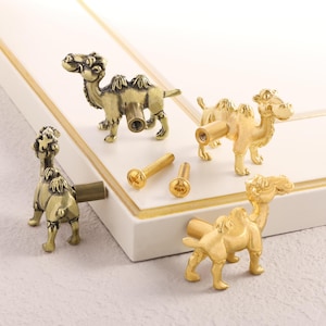 Puede incluir: Una taza de cerámica blanca con un asa negra y el texto "But First, Coffee" en un estilo manuscrito. La taza probablemente contiene entre 325 y 444 ml, perfecta para una bebida matutina.