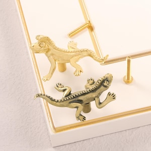 Bronze lizard drawer pull/Home Decor / Animal-Shaped Drawer Handles / Solid Wood Furniture / Cabinet Door Handles, Unique Designs