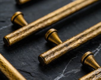 Poignées de placard en laiton martelé, poignées de tiroir vintage antiques, quincaillerie de cuisine artisanale, poignée de porte d'armoire, ferrures de tiroir modernes, bouton de placard